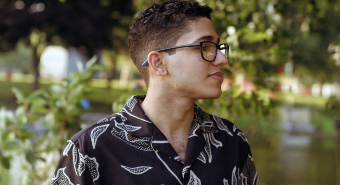 side profile photo of a kid with glasses